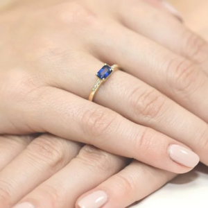 Pierścionek z białego złota z Szafirem  0,70ct i Diamentami próby 585. W-0077SZAB